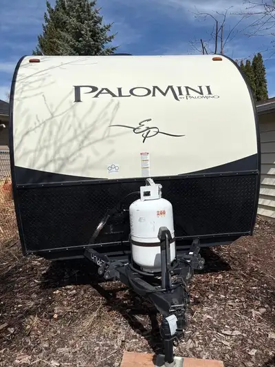 6 sleeping spaces, spacious interior, diamond plate front , 4 stabilizer jacks, 1-30 lb. propane tan...