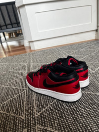 Jordan 1 low red/black size 5