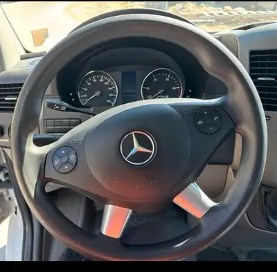 Low kilometres (194004 KM) -3 passenger - loading Ramp lift - Diesel Engine - Automatic transmission...