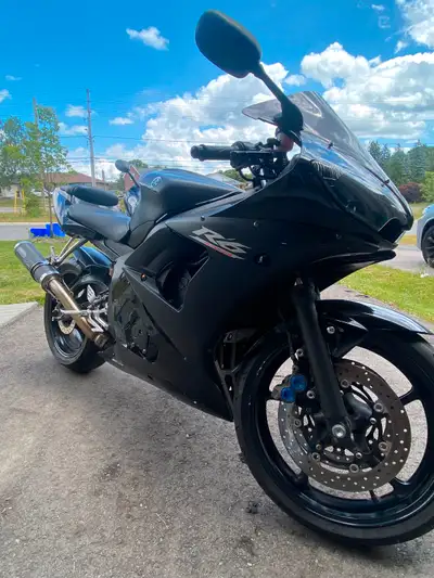 Selling my 2004 Yamaha R6 Fuel injected, fires up easy. Ready to ride 600 cc, pretty fast bike Light...