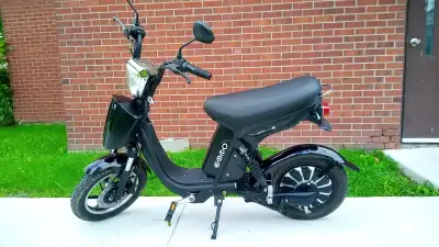 A vendre Scooter Emmo Urban T2 Excellente condition.Roule comme un neuf Légal en Ontario.Doit vendre...