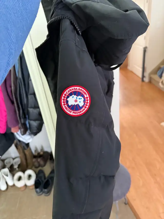 Canada Goose jacket  in Men's in Calgary - Image 5