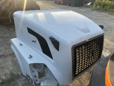 Volvo vnl truck parts Available parts- White hood no mirrors or headlights great shape $1000 Headlig...