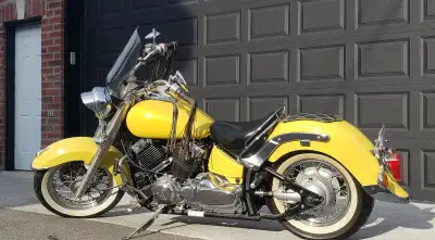1999 Yamaha V-Star 650 Harley Davidson Exhaust pipes. New Battery. New tires. Extras include: 1x Pas...