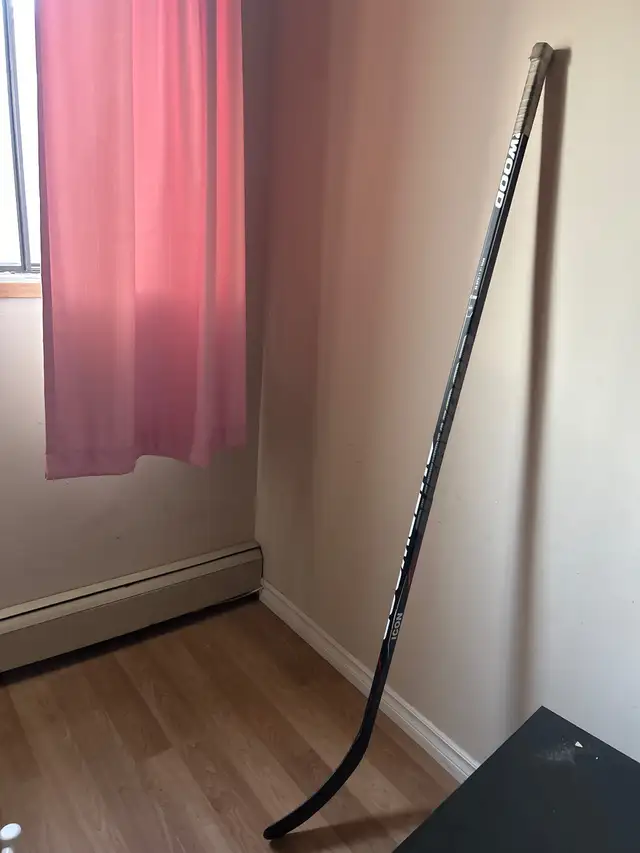 Senior hockey stick in Hockey in Winnipeg - Image 2