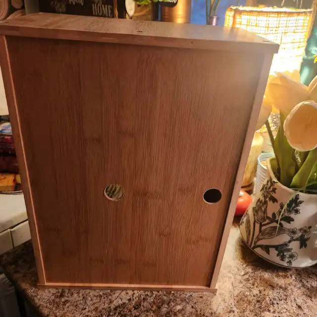 Adorable small wooden wall cabinet in Hutches & Display Cabinets in City of Toronto - Image 4