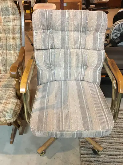 Swivel Arm Chair Excellent condition from a non-smoking home Asking $50