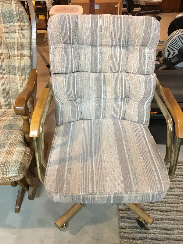 NEW PRICE -- -- Swivel Arm Chair in Chairs & Recliners in Napanee - Image 2