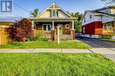 ✅Address 307 Eulalie ave oshawa ontario L1H 2B6 ✅Second floor 3 bedroom ✅Main floor living dining on...