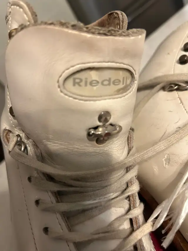 Women’s Quality figure skates 7.5 in Skates & Blades in Guelph - Image 4