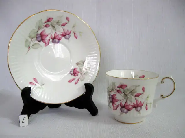 ENSEMBLE DE TASSES/SOUCOUPES PORCELAINE ANGLAISE VOTRE CHOIX. in Arts & Collectibles in West Island - Image 5