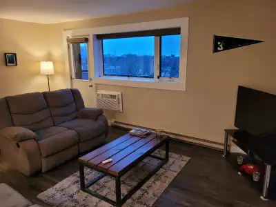 1 Bed 1 Bath Top Floor Unit Available Immediately