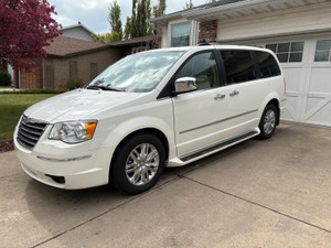 2010 Chrysler Town & Country Limited 