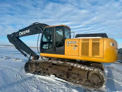 2011 John Deere 240D LC Excavator. Full new long block motor replaced by Brandt in 2020 at 5042 hour...