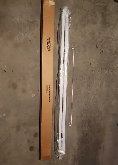 8FT RV AWNING & Awning leg. All new still in a box. Comes with most of the hardware; spacer, bracket...