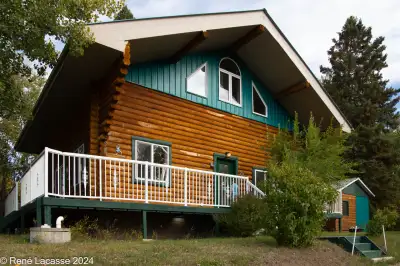 Beautiful year round LOG cabin. surrounded by community property so no one can build beside you. Thi...