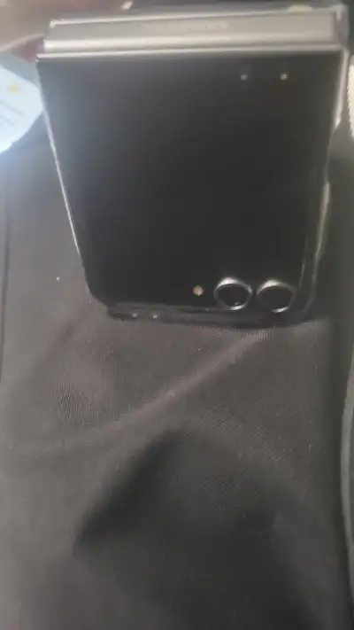 Selling my Samsung Galaxy Flip 6, a sleek and innovative foldable smartphone. It's in good condition...