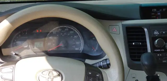 toyota sienna 2011 in Cars & Trucks in City of Montréal - Image 9