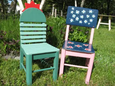 Ces anciennes petites chaises enfantines en bois ont été récupérées pour servir de jolies tables pou...