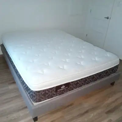 Matelas Kingsdown de Dormez-vous Base de lit en tissu En bonne état, environnement non-fumeur. Peut...