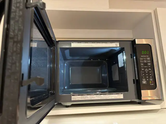 Farberware Countertop Microwave – 1000W, 1.2 cu ft in Microwaves & Cookers in City of Toronto - Image 5