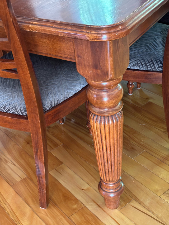 table et chaises de cuisine en bois de Malaisie. dans Mobilier de salle à manger et cuisine  à Laval/Rive Nord - Image 3