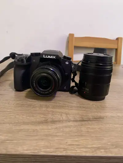 Appareil photo caméra Lumix de bonne qualité, comme neuve plus deux Objectifs
