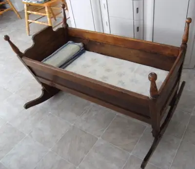 J'ai à vendre un ancien berceau "à quenouilles" en bois franc. Les mesures sont; 36.5" de long X 18"...