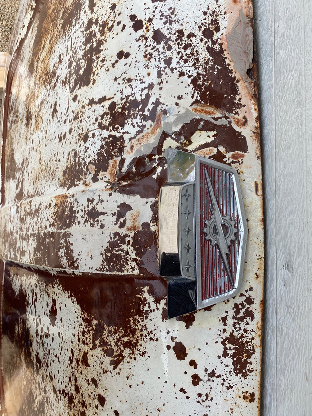 Ford F-100 hood 1961-66 with emblems  in Auto Body Parts in Winnipeg - Image 4