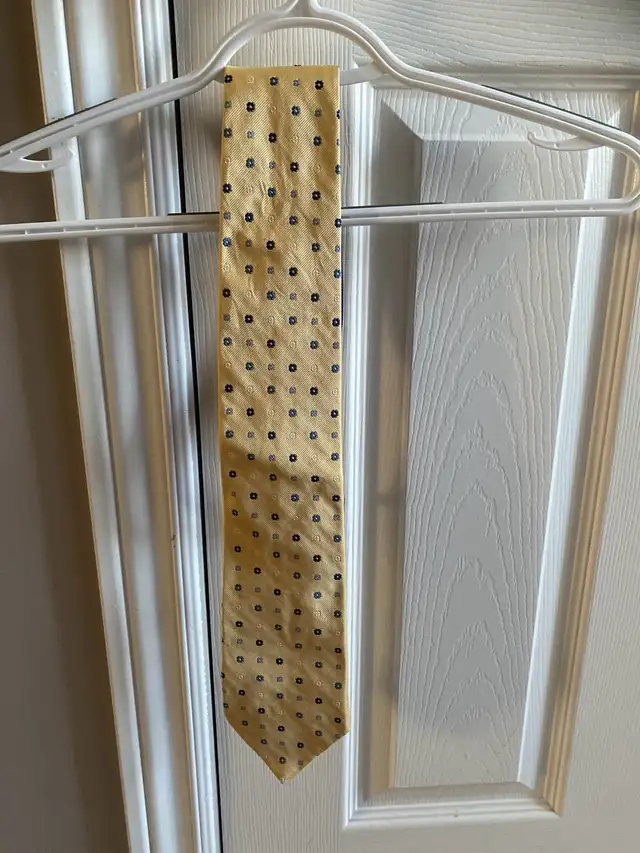Tommy Hilfiger Silk Tie in Men's in Oshawa / Durham Region - Image 2