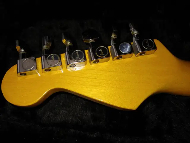 1983 Fender Stratocaster in Guitars in Kitchener / Waterloo - Image 6