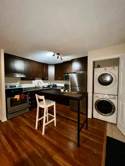 Une chambre entièrement meublée disponible dans un 4 et 1/2 sur la rue front à Aylmer offrant un esp...