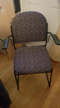 Chaise coussinée de type "salle d'attente" en metal