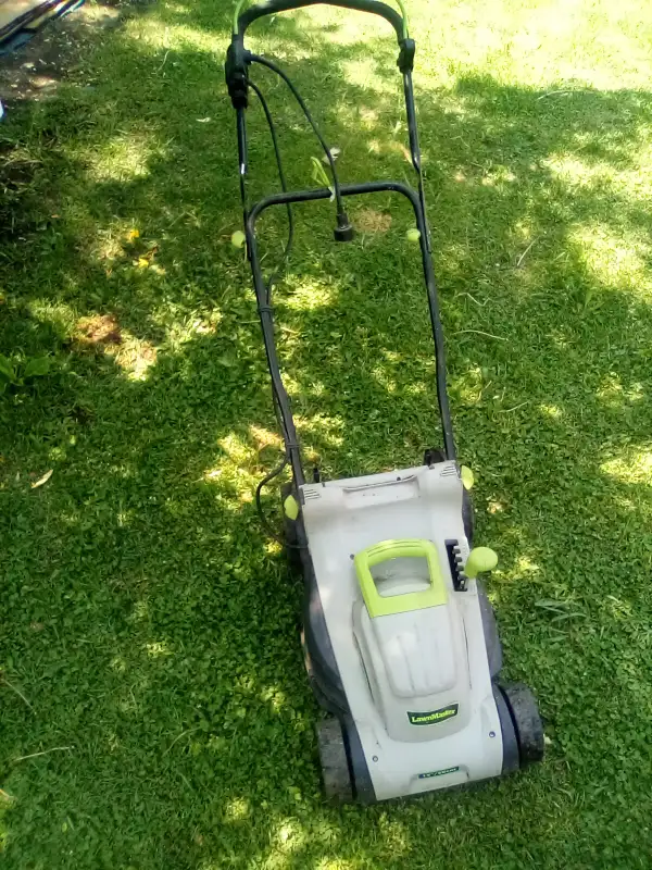 Lawn Master- tondeuse  (Électrique) in Lawnmowers & Leaf Blowers in City of Montréal - Image 2