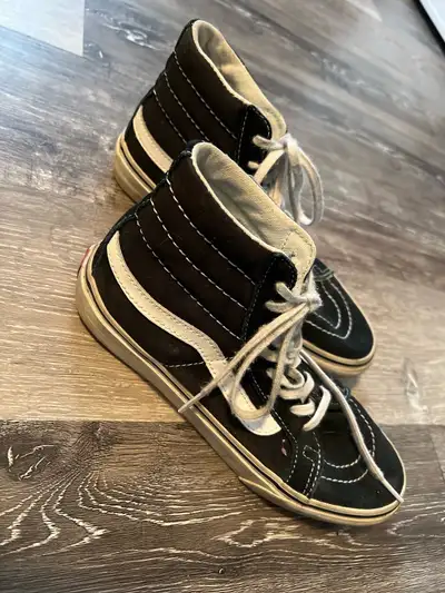 Voici des espadrilles Vans Sk8-Hi pour femmes de taille 7 US, parfaites pour le skateboard ou pour u...