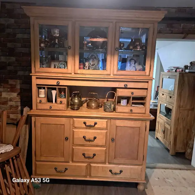 Hutch- extremely heavy in Hutches & Display Cabinets in Trenton - Image 5