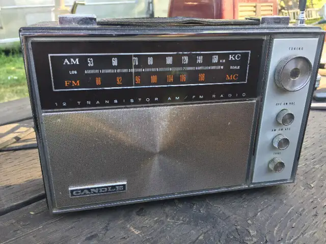 Various vintage portable radios in General Electronics in Oshawa / Durham Region - Image 11