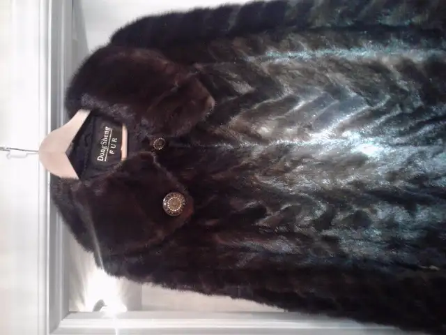 Dark brown mink coat for sale in Women's - Tops & Outerwear in Laval / North Shore - Image 3