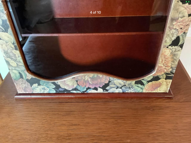 Vintage 3 Shelf Wd Wall Cabinet w Floral Design Bordering Mirror in Bookcases & Shelving Units in Belleville - Image 5