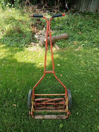 Manual Push Mower, Cuts Grass Simply By Pushing