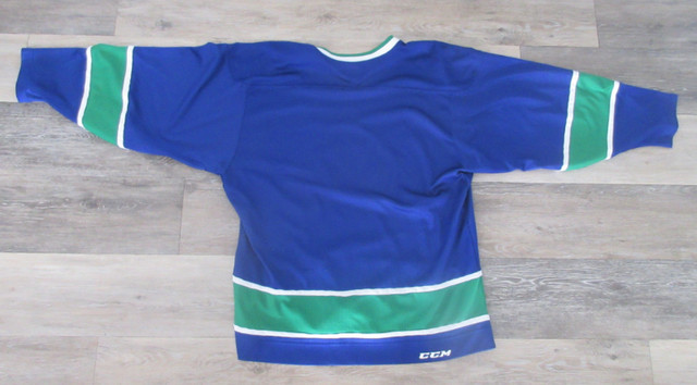 NHL CCM Vancouver Canucks Jersey. L in Arts & Collectibles in Kelowna - Image 2