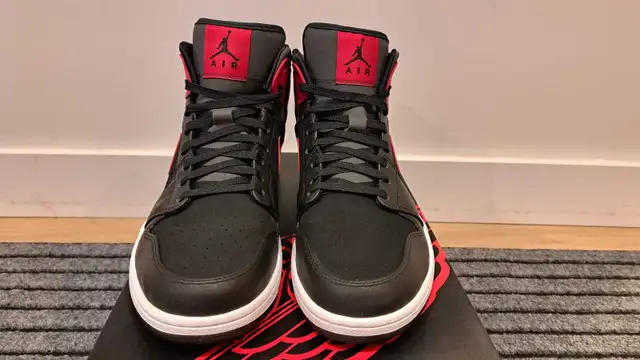 Jordan 1 Retro MidGym Red in Men's Shoes in Markham / York Region - Image 3