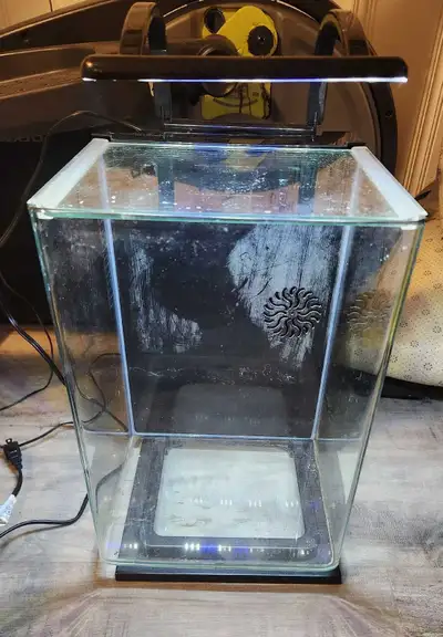 Aquarium 5 gallons Marineland avec filtreur et lumière/ 5 gallons tank with filter and lamp 14x10x10...