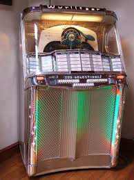 Je recherche à Charlevoix vieux jukebox et  machine à boule 