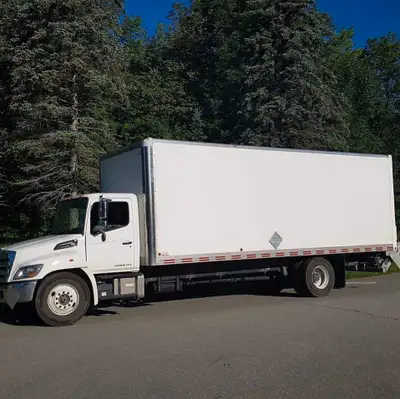 Entreprise Québécoise. Nous avons quelques camions 20' et 26' tous avec tail gate. Venez voir nos ta...