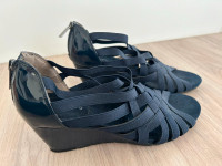 Size 8 1/2 Navy Wedge Heel Bandolino Sandal