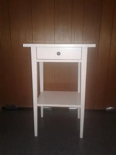Petite table IKEA en blanc lacqué, View more
