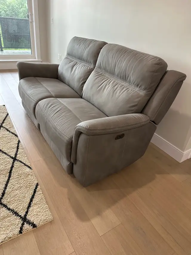 Power Reclining 3-seater in Couches & Futons in Dartmouth - Image 3