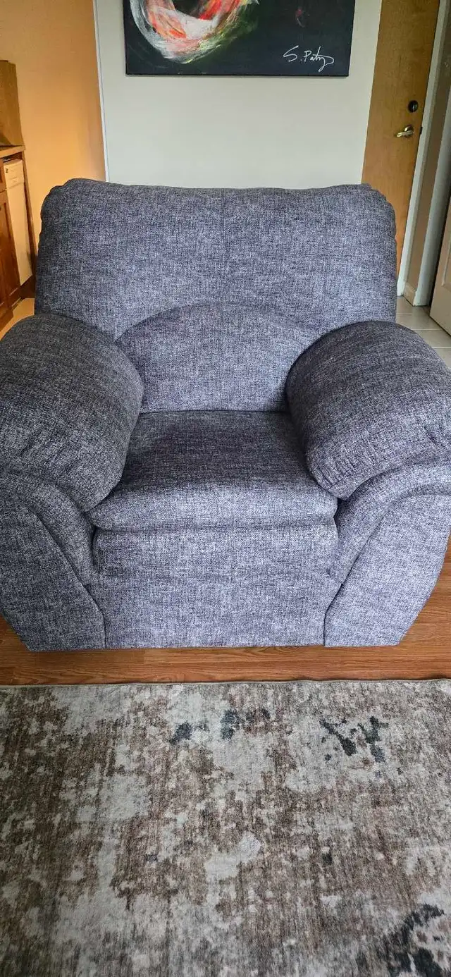 Comfy Chair in Chairs & Recliners in City of Halifax - Image 2