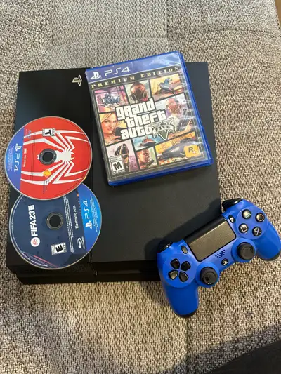 Console PS4 en excellent état, parfaitement fonctionnelle. Inclut une manette DualShock 4 bleu origi...